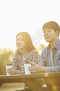公园中情侣约会中的大学生情侣背景