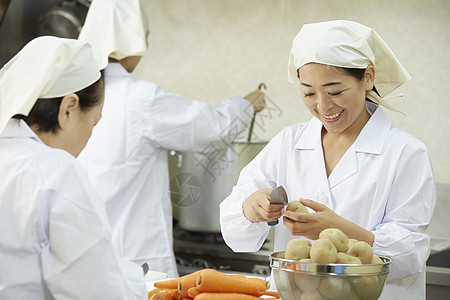 学校午餐菜肴女午餐做饭图片