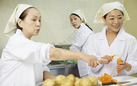 亚洲人建造工作午餐做饭图片