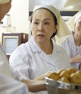 土豆室内熟的午餐做饭图片