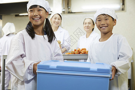 年轻的女孩吃稻米小学午餐图片