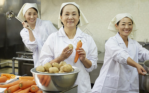 带来中老年人亚洲人午餐做饭图片