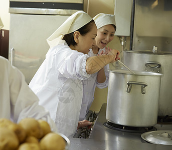 高中前辈愉快午餐做饭图片