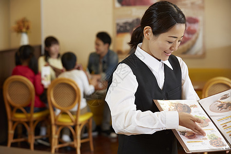 亚洲人留白女服务员工作的家庭餐馆职员图片