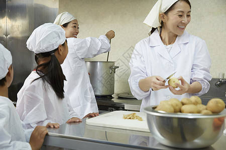 小学生帮助厨师制作午餐图片