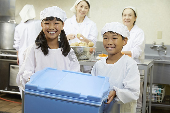 小学生帮助分发午餐图片