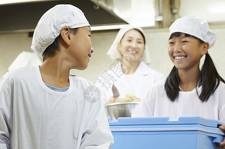 小学生帮助分发午餐图片