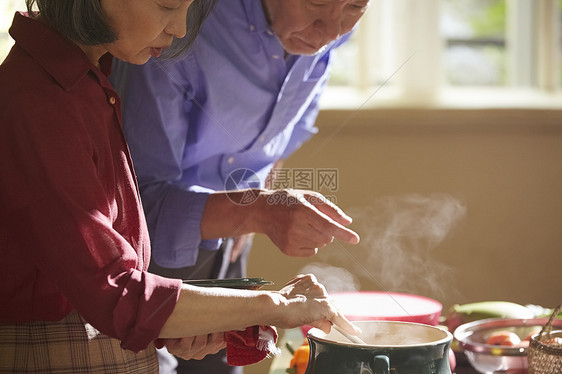 老年夫妻居家生活图片