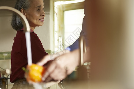 室内老年夫妇做饭图片