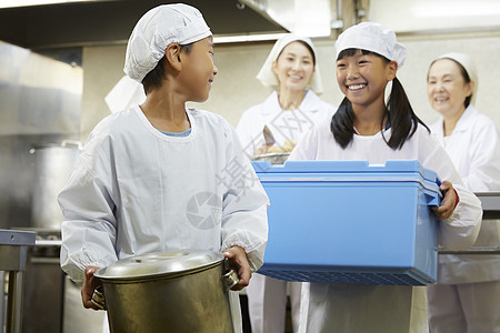 年轻小学生做午餐图片