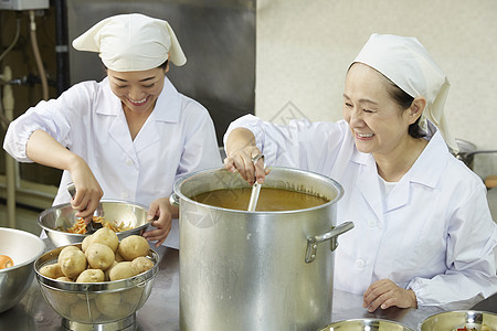 厨师们在做午餐图片