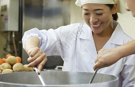 中年女性食堂做饭图片