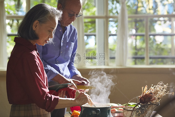 汤男子两个人高级夫妇做饭图片