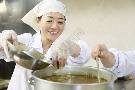 中年女性食堂做饭图片