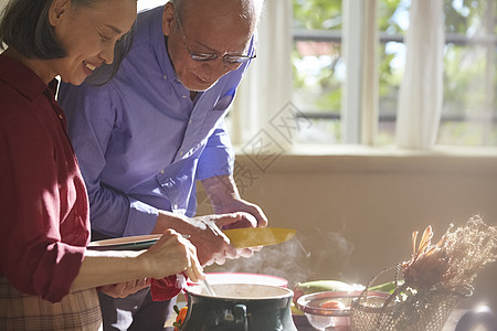 生命70多岁亲密朋友高级夫妇做饭图片