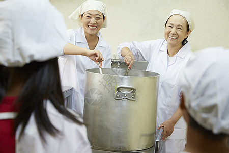 学校厨师们在做午餐图片