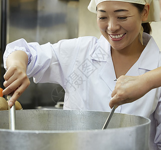 同事中年初级中学午餐做饭图片