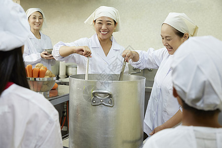 罐五个人学校午餐做饭图片