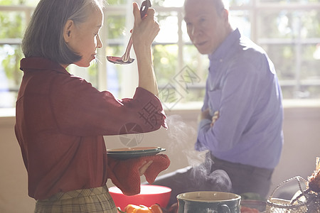 中年夫妇一起做饭高清图片