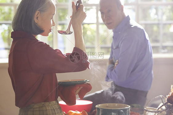 中年夫妇一起做饭图片