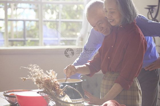 中年夫妇一起做饭图片