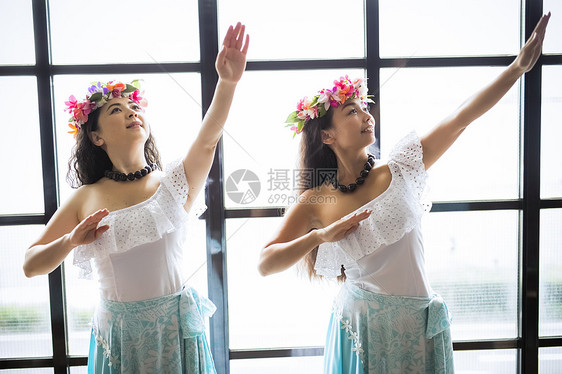 户内年轻女子草裙舞者舞蹈图片