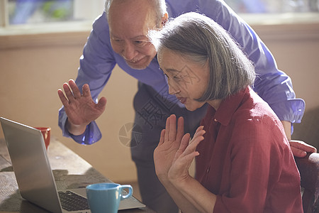 享受孙子视频聊天交谈的老年夫妇图片