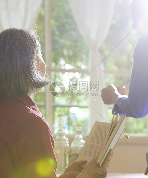 老年夫妻居家生活图片