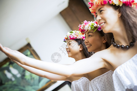 教室内学习夏威夷舞蹈的女人们图片