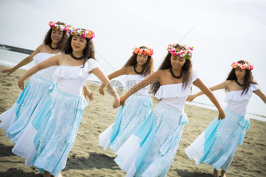 女生海滨课程跳舞在海滩的hula舞蹈家