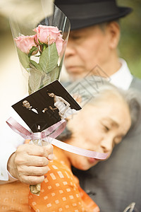 老年夫妻的浪漫生活图片
