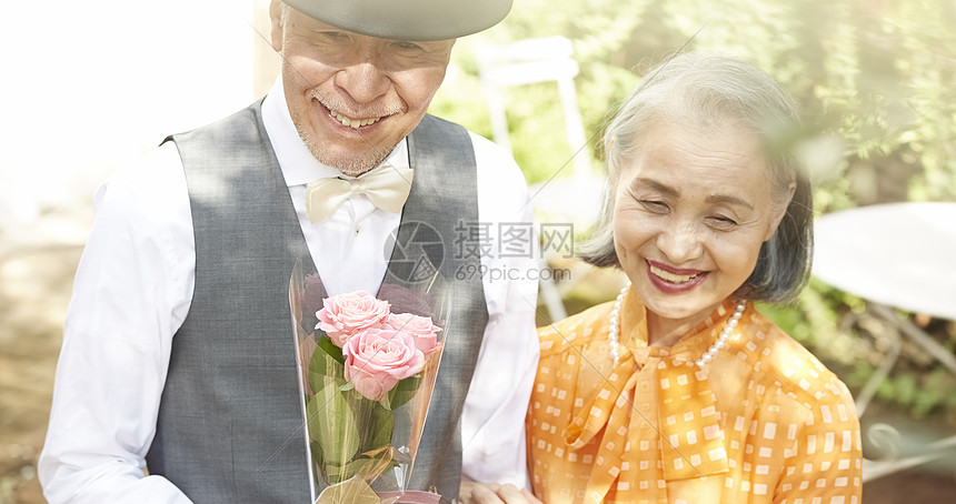 老年夫妻的浪漫生活图片