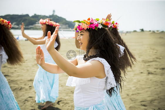 在海滩跳舞的女舞者图片