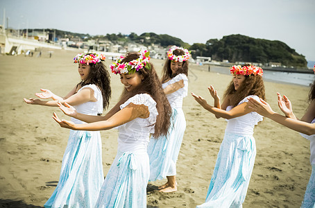 海滩跳草裙舞的舞者图片