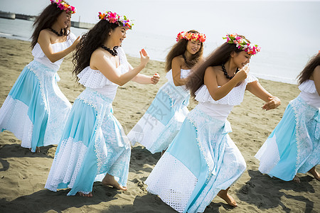 在海滩跳舞的女人们图片