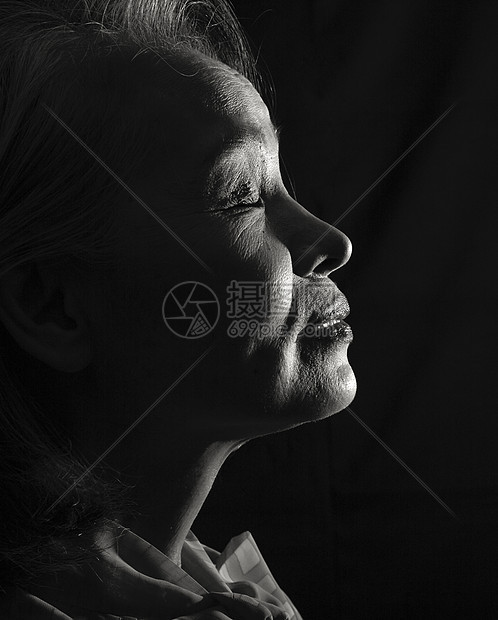 黑白老年女性肖像图片