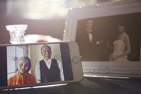 新婚六十年代手机老夫妇和老照片图片