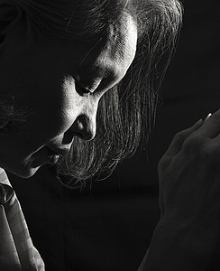 孩子 祈祷年老女人低头沉思背景