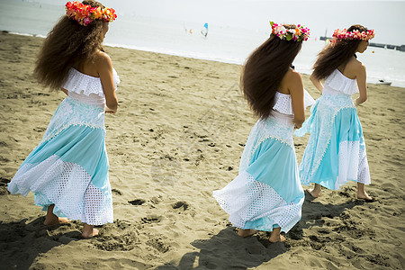 亚洲舞者人物跳舞在海滩的hula舞蹈家图片