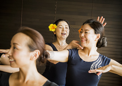 室内工作室上课草裙舞的女人背景图片