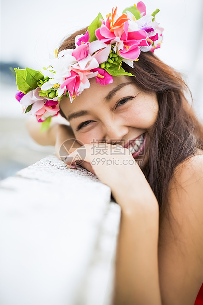 户外跳草裙舞的女孩图片