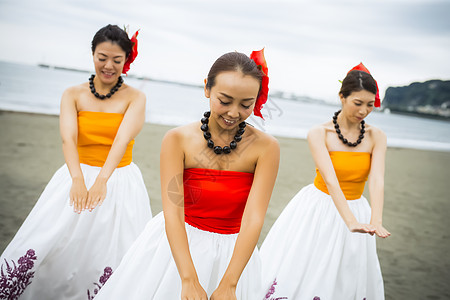 花卉夏威夷日本人跳舞在海滩的hula舞蹈家图片素材