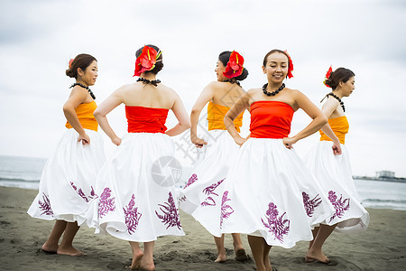 天夏威夷人全体跳舞在海滩的hula舞蹈家图片