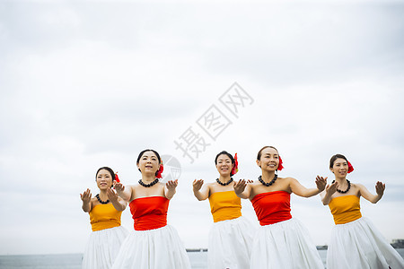人类夏威夷人花卉跳舞在海滩的hula舞蹈家图片