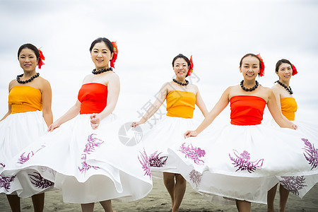 爱好20多岁花卉跳舞在海滩的hula舞蹈家图片