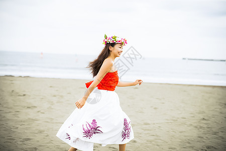 夏天大海跳舞草裙舞者的肖像图片