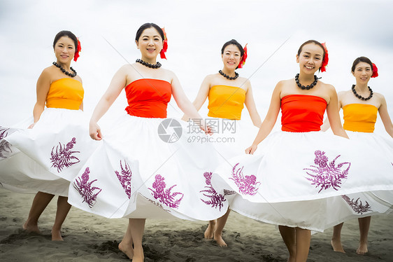 带来5个人步骤跳舞在海滩的hula舞蹈家图片