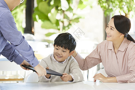 家庭咖啡馆植物妈妈儿子餐馆图片