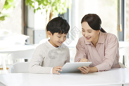 成年男子平板电脑成年女子妈妈儿子餐馆图片