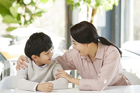 扣环30岁成年男子妈妈儿子餐馆图片